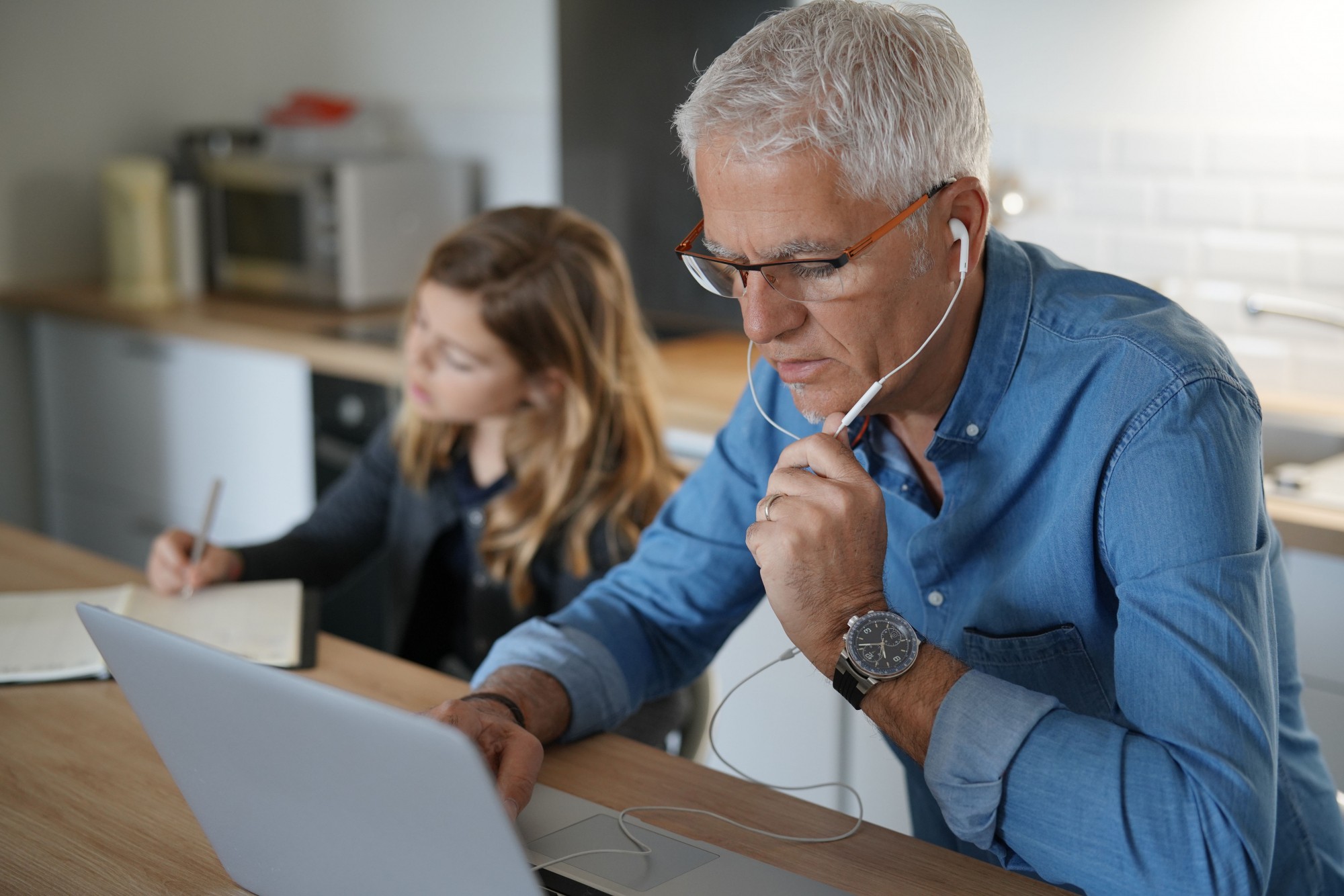 homme travail enfant télétravail