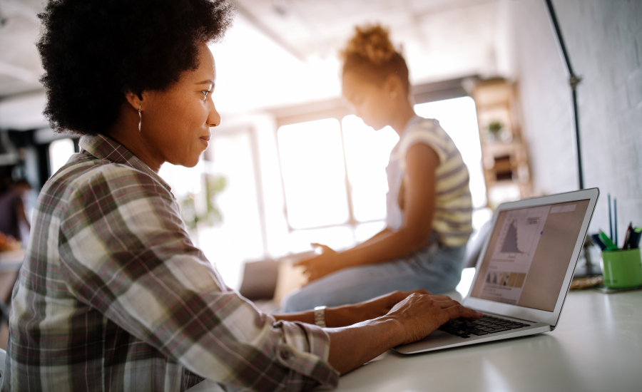 femme travail enfant télétravail