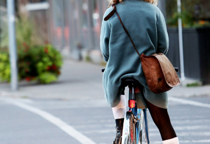 femme à vélo